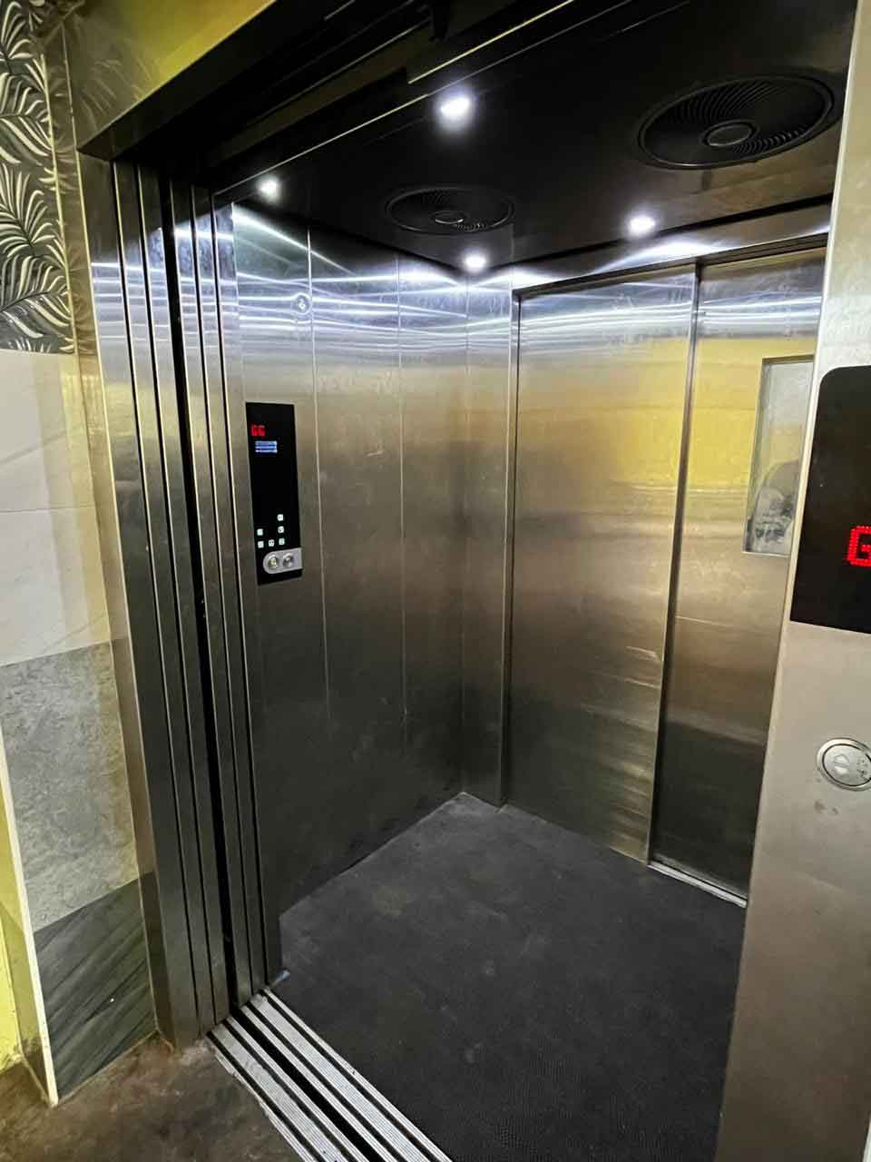 Double Ide Opening Lift SS Cabin