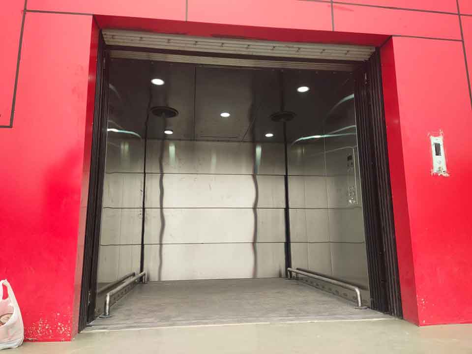 Lotte Goods Lift Outside